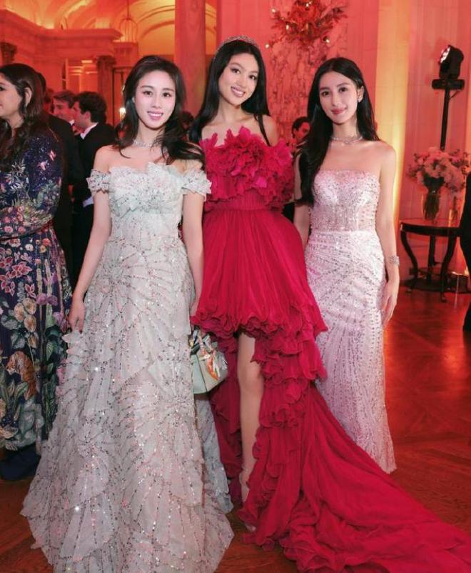 会女儿被评为最美星二代他的回应让人敬佩long8唯一网站任达华带女儿出席舞