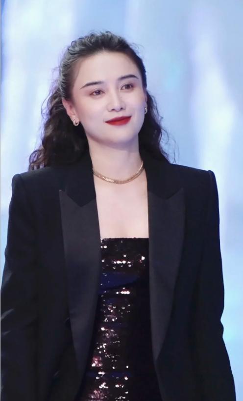 星个个风情万种却被29岁三线小花抢风头龙8国际点此进入澳门这一天内娱一线女(图4)