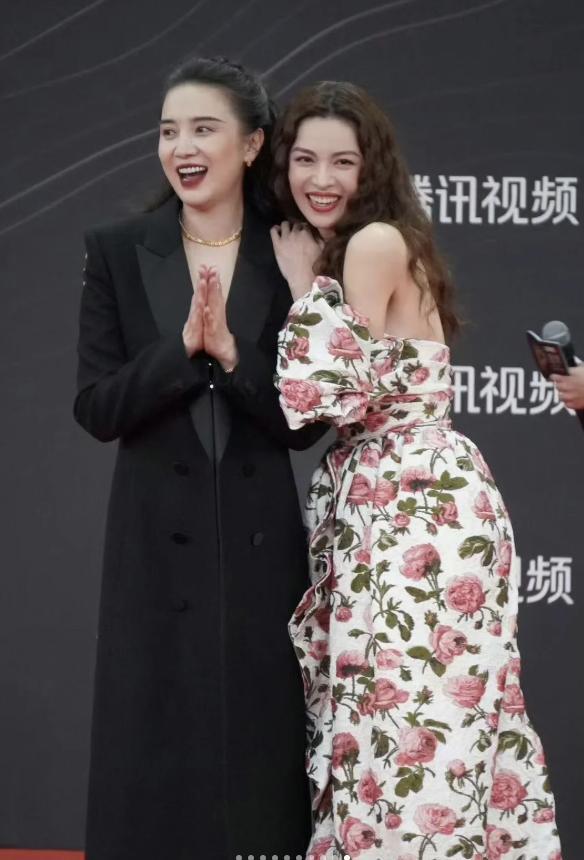 星个个风情万种却被29岁三线小花抢风头龙8国际点此进入澳门这一天内娱一线女(图15)