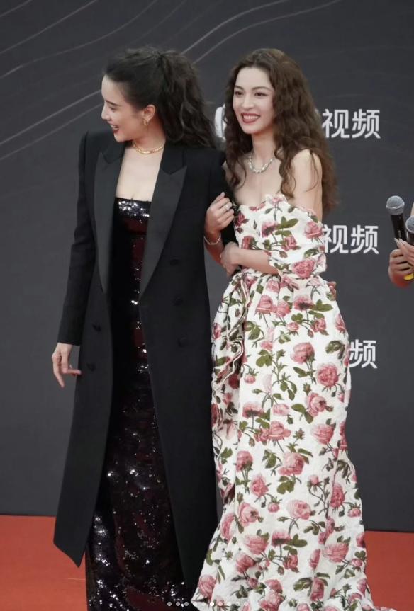 星个个风情万种却被29岁三线小花抢风头龙8国际点此进入澳门这一天内娱一线女(图21)