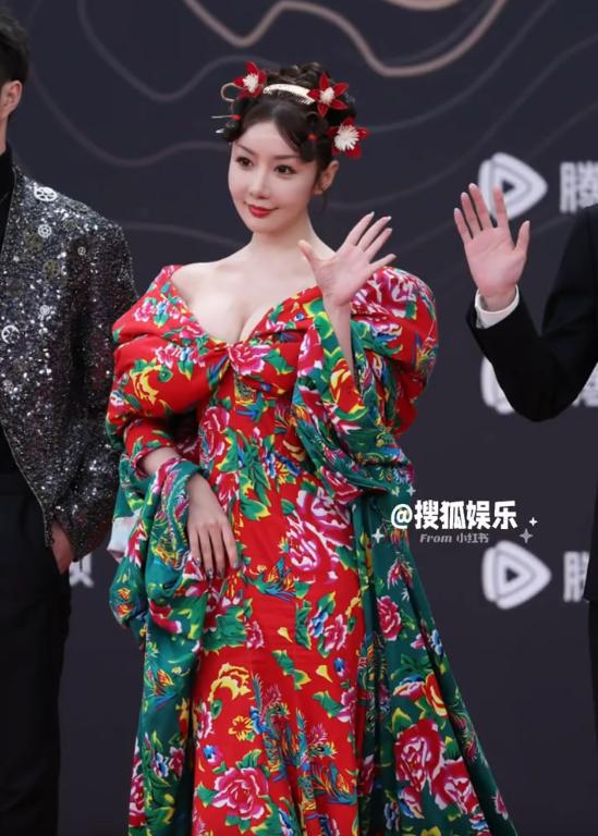 星个个风情万种却被29岁三线小花抢风头龙8国际点此进入澳门这一天内娱一线女(图22)
