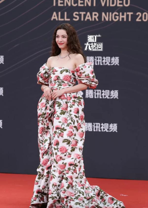 星个个风情万种却被29岁三线小花抢风头龙8国际点此进入澳门这一天内娱一线女(图25)